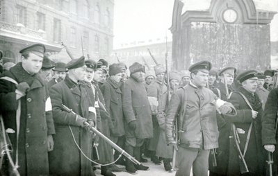 Revolutionaire militie arresteert politieagenten, februari 1917 door Russian Photographer